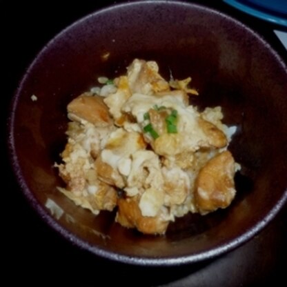 美味しい♪長澤屋のめんつゆで作りました。こちら九州では薄いだし風味の親子丼がメインですが、こういうしっかり濃い味のものもいいですね～～。トロトロ卵できました。